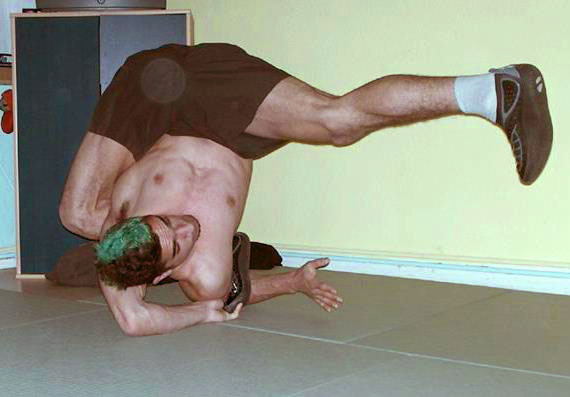 RubberLegz, il ballerino e designer che ama contorcersi