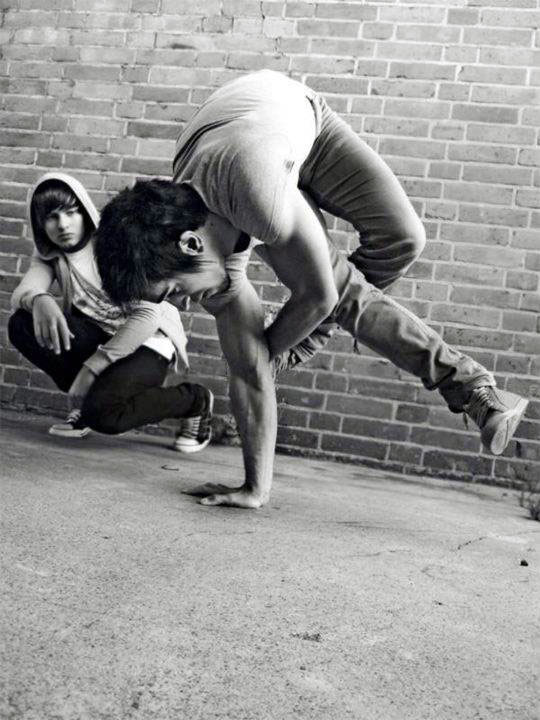 RubberLegz, il ballerino e designer che ama contorcersi