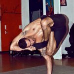 RubberLegz, il ballerino e designer che ama contorcersi - Thumbnail