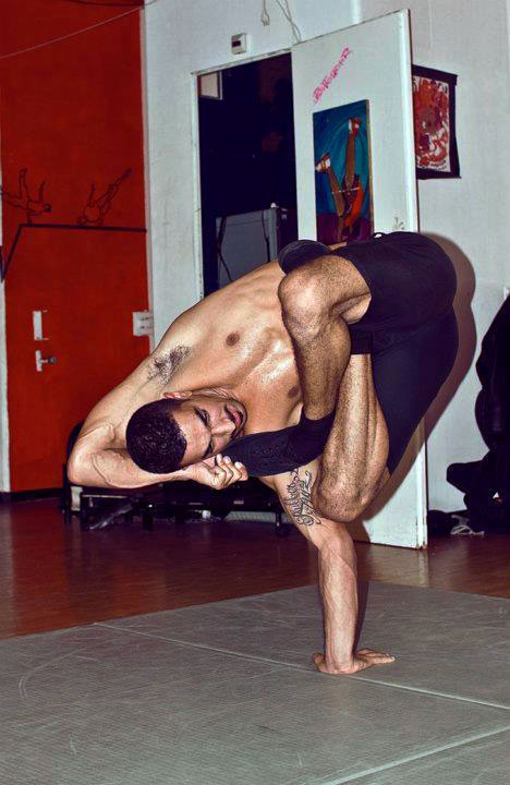 RubberLegz, il ballerino e designer che ama contorcersi