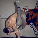 RubberLegz, il ballerino e designer che ama contorcersi - Thumbnail