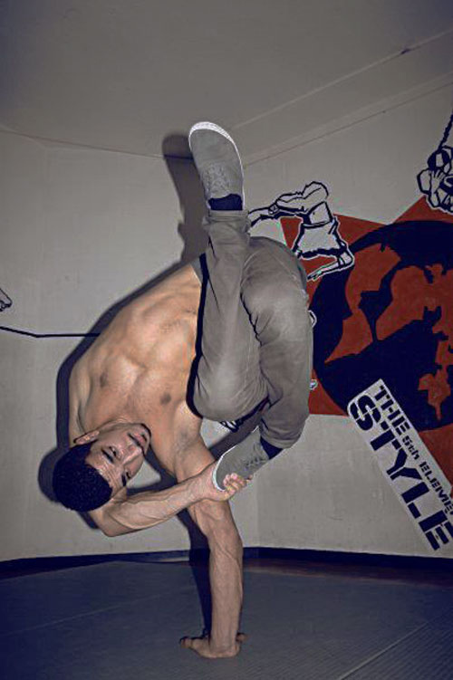 RubberLegz, il ballerino e designer che ama contorcersi