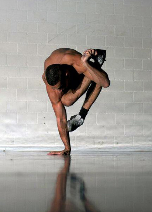 RubberLegz, il ballerino e designer che ama contorcersi