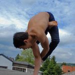 RubberLegz, il ballerino e designer che ama contorcersi - Thumbnail