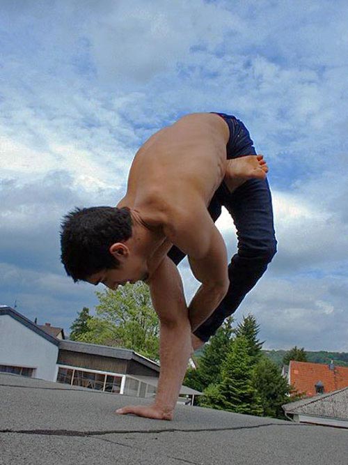RubberLegz, il ballerino e designer che ama contorcersi