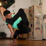 RubberLegz, il ballerino e designer che ama contorcersi - Thumbnail