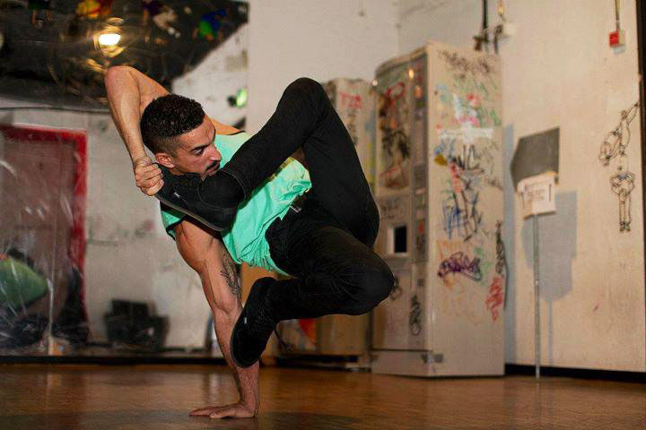RubberLegz, il ballerino e designer che ama contorcersi