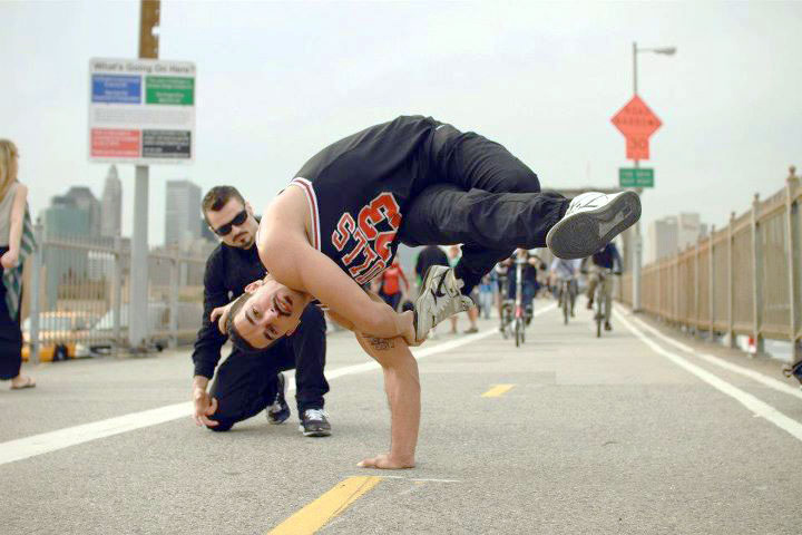 RubberLegz, il ballerino e designer che ama contorcersi