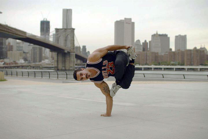 RubberLegz, il ballerino e designer che ama contorcersi