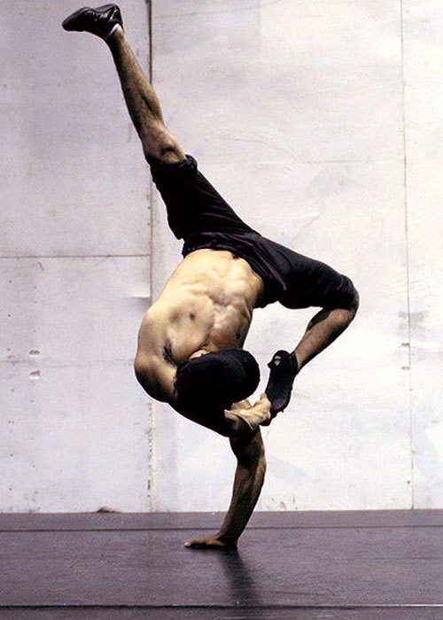 RubberLegz, il ballerino e designer che ama contorcersi