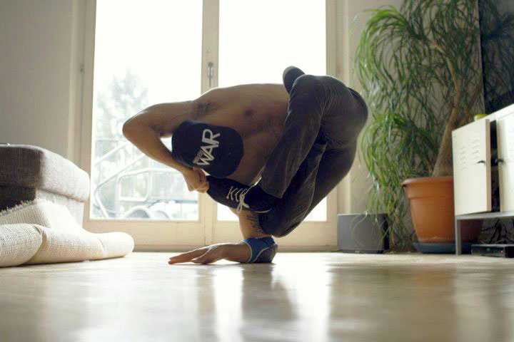 RubberLegz, il ballerino e designer che ama contorcersi