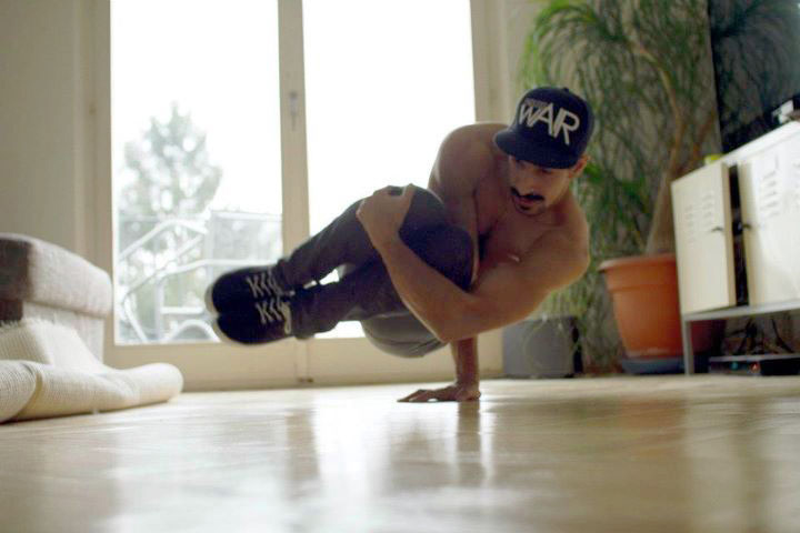 RubberLegz, il ballerino e designer che ama contorcersi