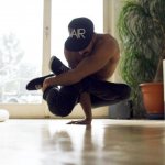 RubberLegz, il ballerino e designer che ama contorcersi - Thumbnail