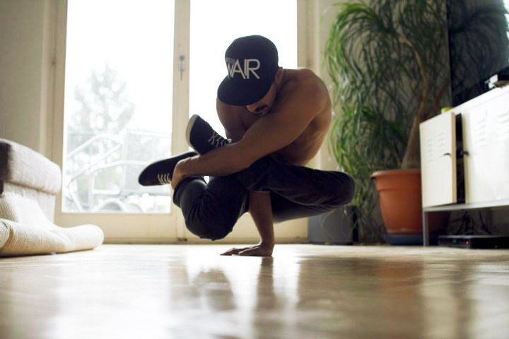RubberLegz, il ballerino e designer che ama contorcersi