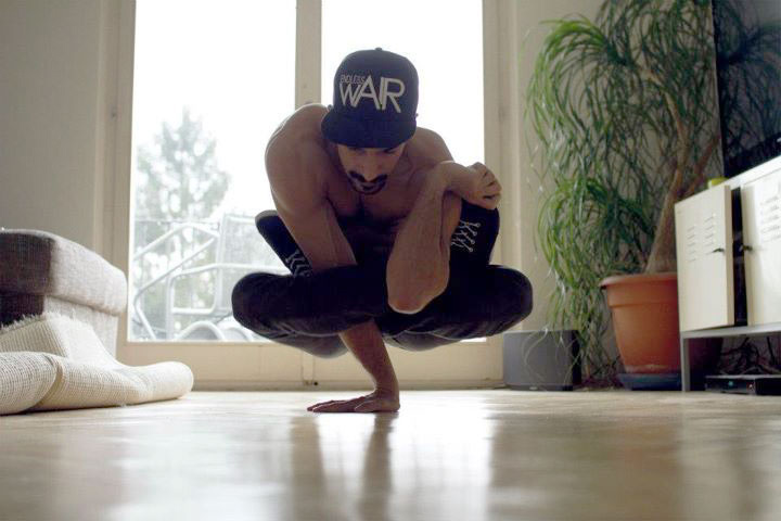 RubberLegz, il ballerino e designer che ama contorcersi