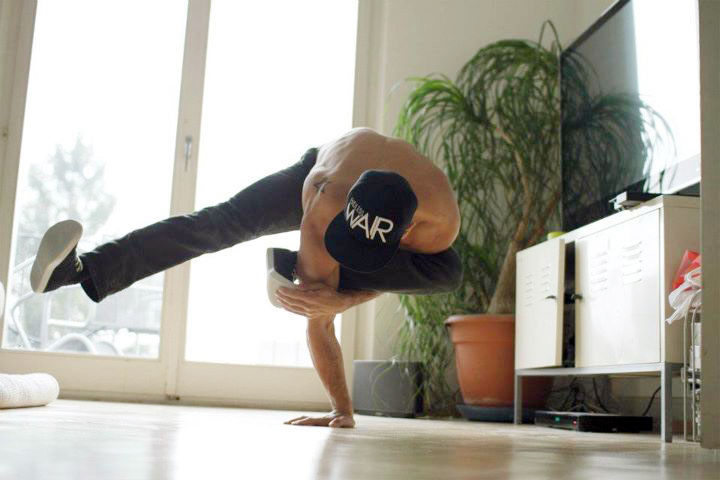 RubberLegz, il ballerino e designer che ama contorcersi