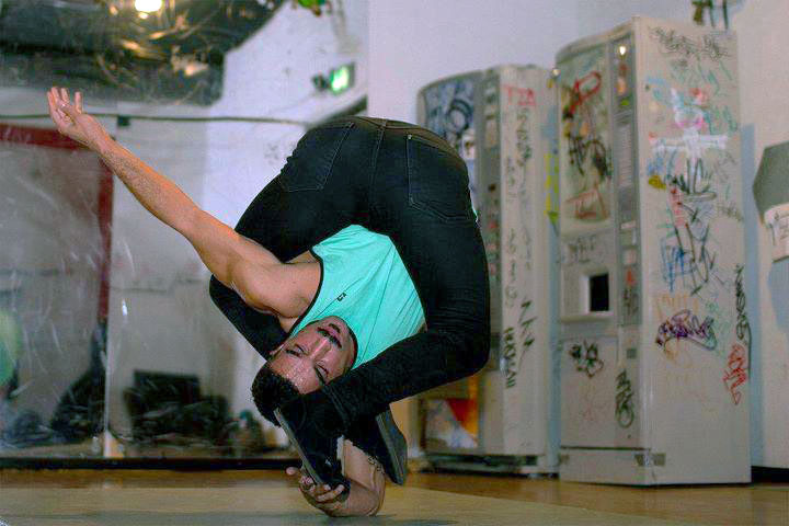 RubberLegz, il ballerino e designer che ama contorcersi