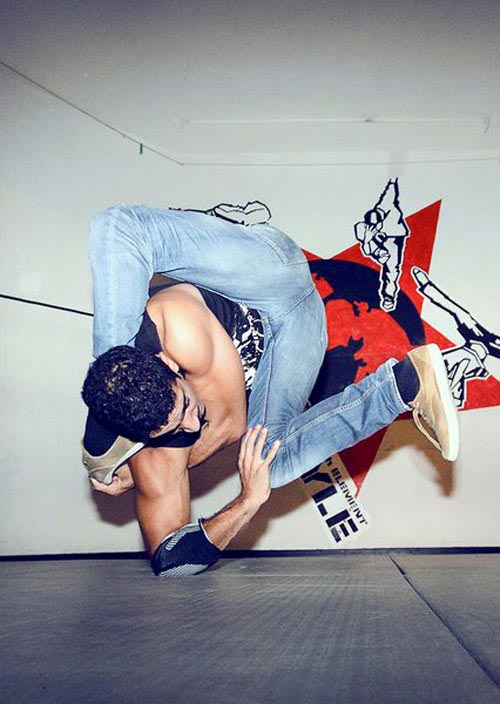 RubberLegz, il ballerino e designer che ama contorcersi