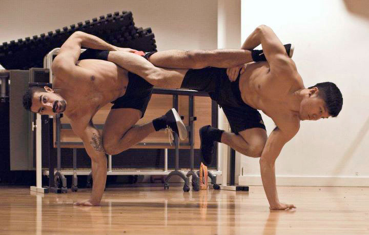 RubberLegz, il ballerino e designer che ama contorcersi