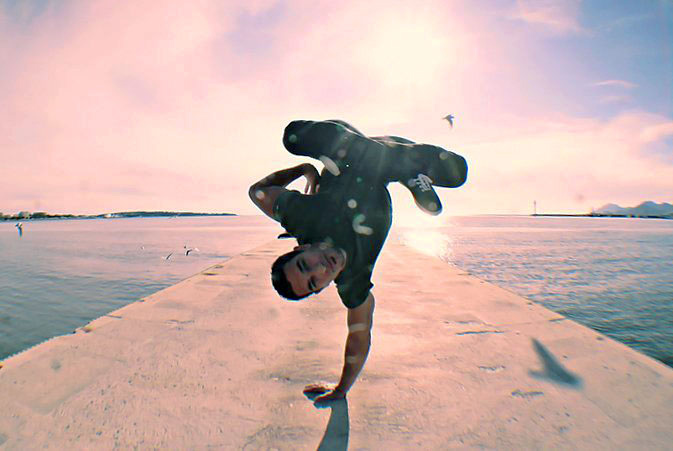 RubberLegz, il ballerino e designer che ama contorcersi