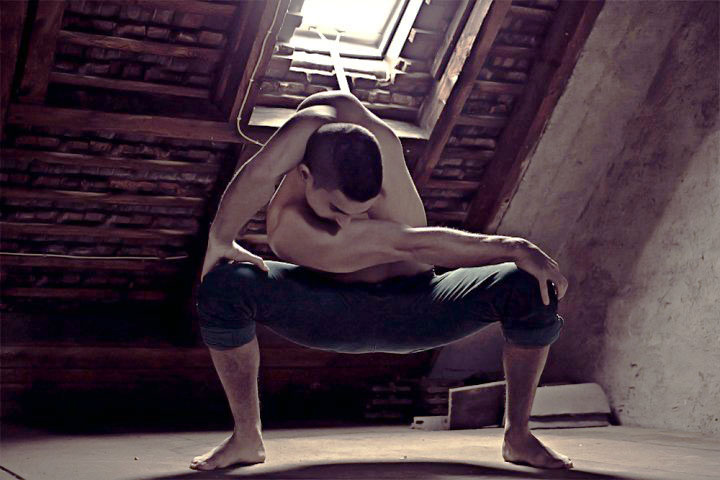 RubberLegz, il ballerino e designer che ama contorcersi