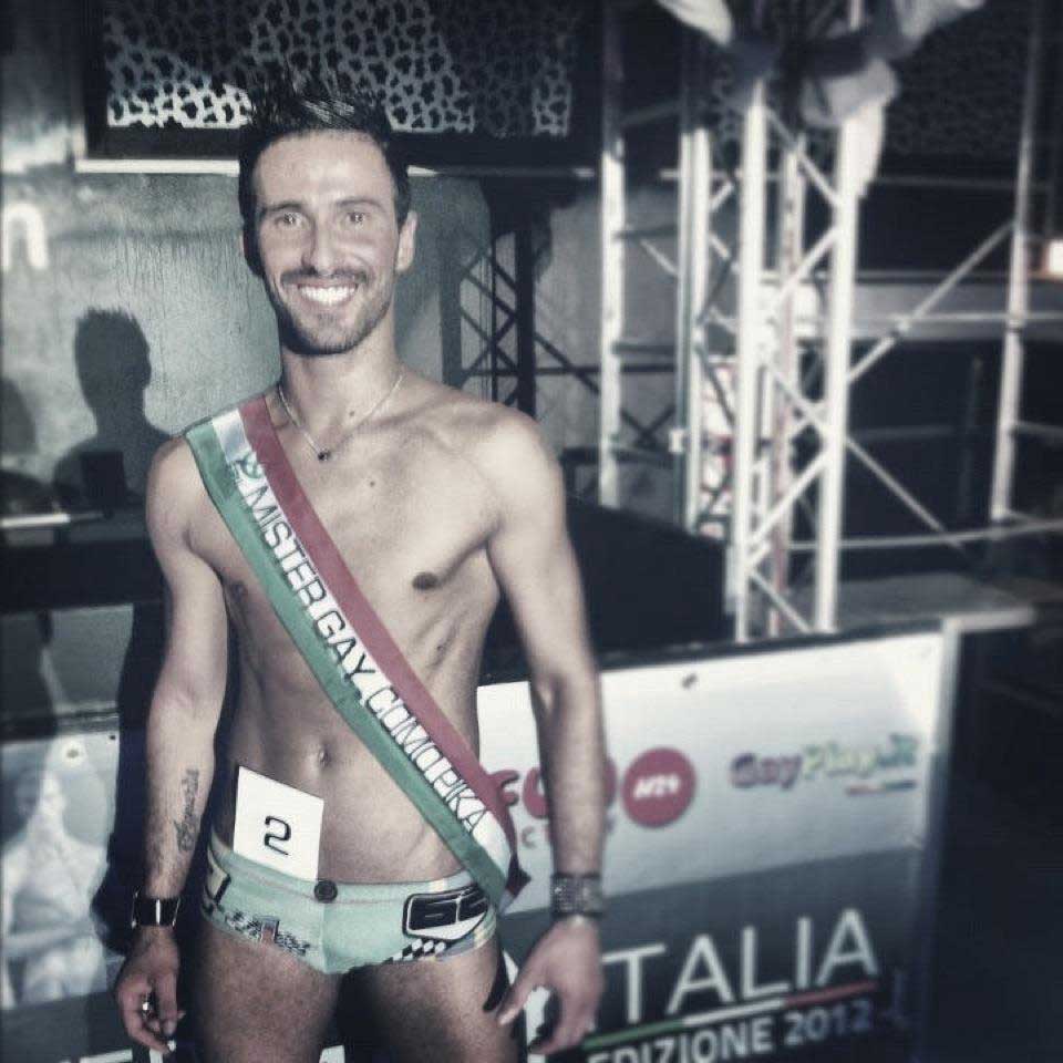 Ecco Manolo, Mister Gay Como Pika