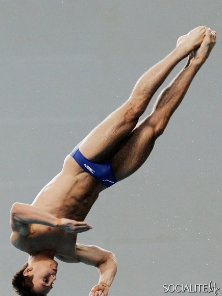 Tom, tuffatore olimpico 18enne, in costume per il suo libro