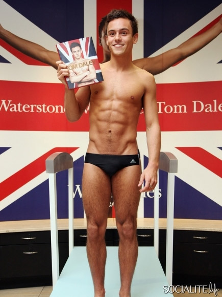 Tom, tuffatore olimpico 18enne, in costume per il suo libro