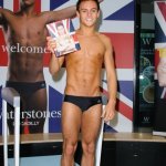 Tom, tuffatore olimpico 18enne, in costume per il suo libro - Thumbnail