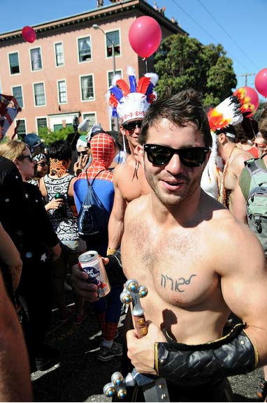 Bay to Breakers: gli etero sfilano che sembra un Gay Pride
