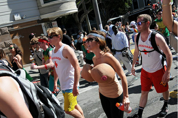 Bay to Breakers: gli etero sfilano che sembra un Gay Pride