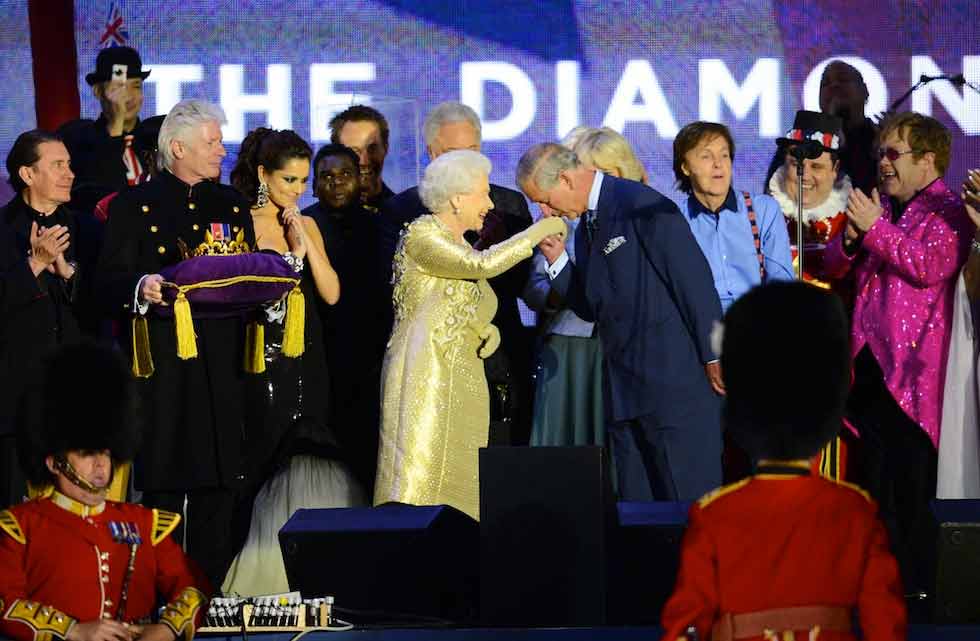 Da Sir Elton a Grace Jones: tutti sul palco per la Regina