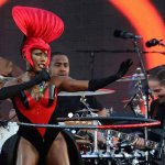 Da Sir Elton a Grace Jones: tutti sul palco per la Regina - Thumbnail