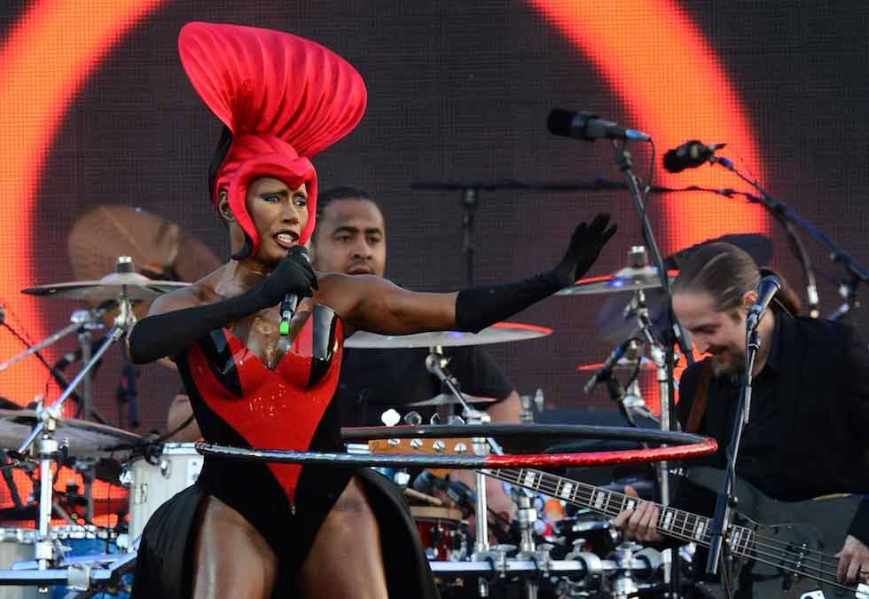 Da Sir Elton a Grace Jones: tutti sul palco per la Regina