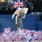 Da Sir Elton a Grace Jones: tutti sul palco per la Regina - Thumbnail