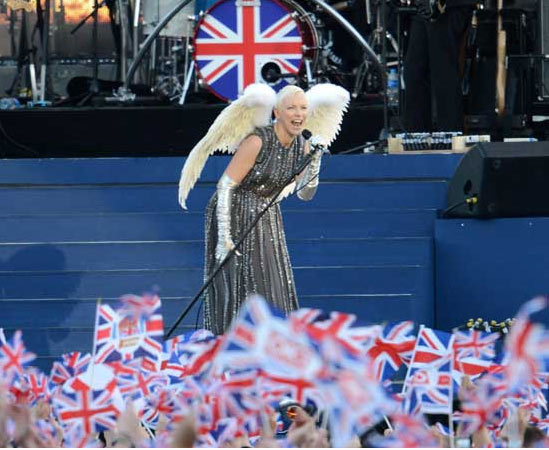 Da Sir Elton a Grace Jones: tutti sul palco per la Regina