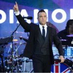 Da Sir Elton a Grace Jones: tutti sul palco per la Regina - Thumbnail