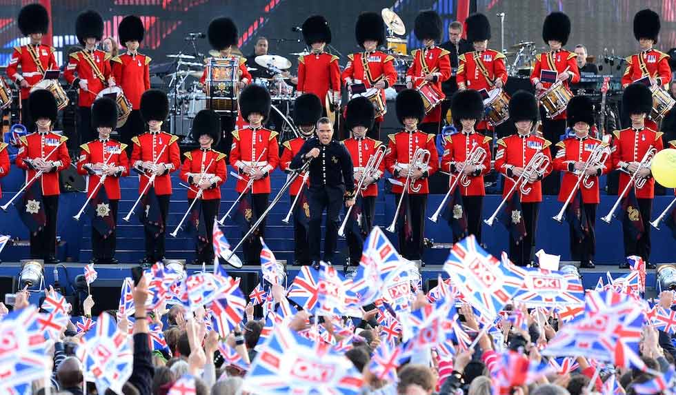 Da Sir Elton a Grace Jones: tutti sul palco per la Regina