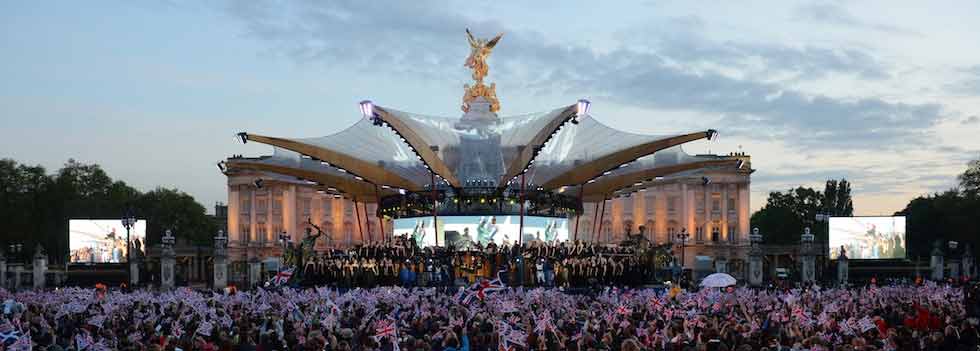 Da Sir Elton a Grace Jones: tutti sul palco per la Regina