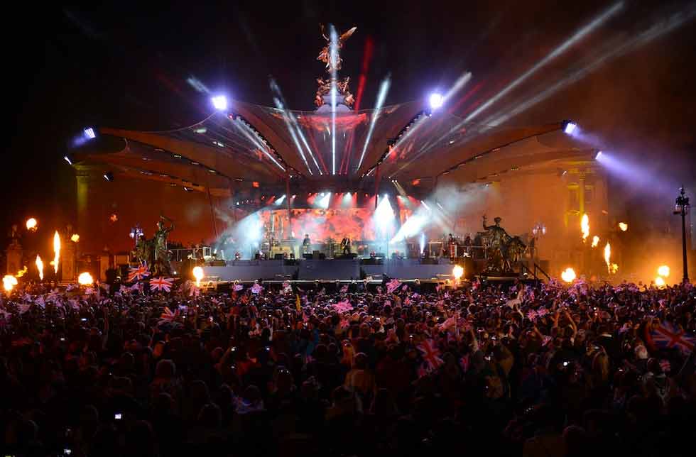 Da Sir Elton a Grace Jones: tutti sul palco per la Regina