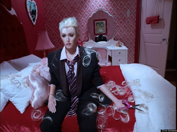 Ken? Adesso &egrave; gay e tradisce la Barbie con un bambolo