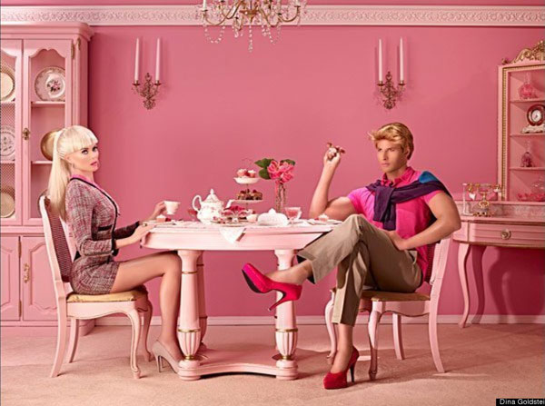 Ken? Adesso &egrave; gay e tradisce la Barbie con un bambolo