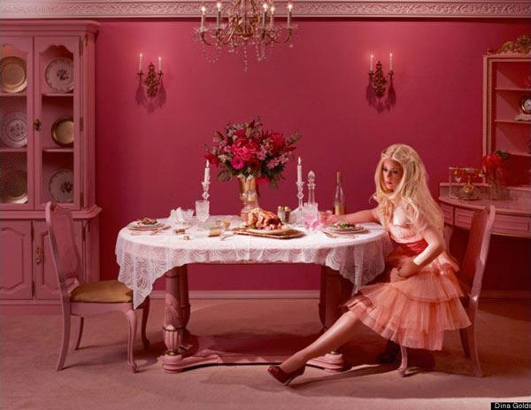 Ken? Adesso &egrave; gay e tradisce la Barbie con un bambolo