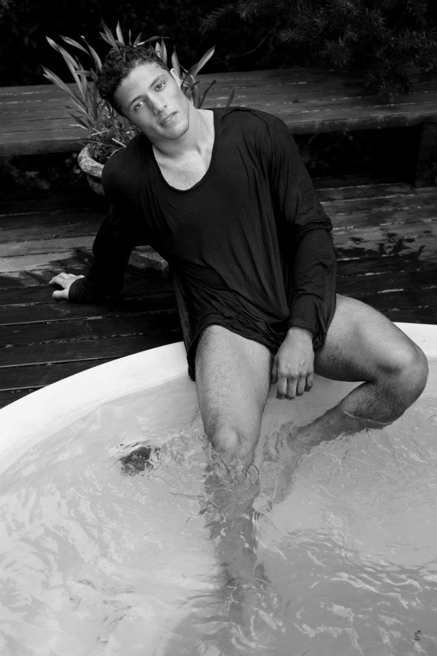 Lucas Rodrigues in costume adamitico per Didio