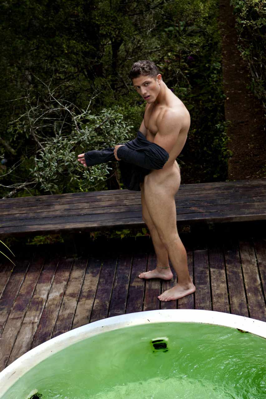 Lucas Rodrigues in costume adamitico per Didio