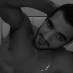 Danell Leyva, il ginnasta olimpionico si fotografa seminudo - Thumbnail