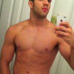 Danell Leyva, il ginnasta olimpionico si fotografa seminudo - Thumbnail