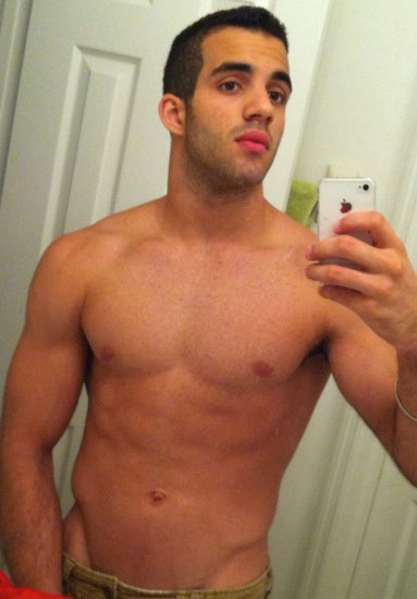 Danell Leyva, il ginnasta olimpionico si fotografa seminudo