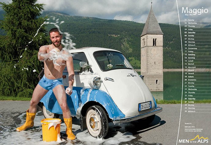 Tornano gli Uomini sulle Alpi con il loro calendario sexy