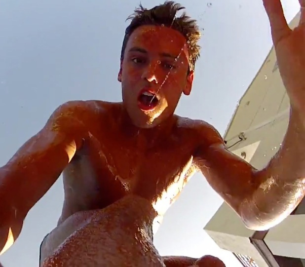 Tom Daley si tuffa anche in vacanza